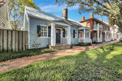 Image de Restez avec Lucky Savannah: Cottage Designer de 2 chambres avec cour et parking