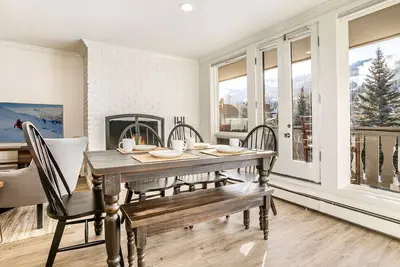 Image de Récemment rénové! Emplacement pratique sur la ligne de bus dans la ville, marchez jusqu'à la télécabine, pas besoin de voiture, vue sur le Mtn!