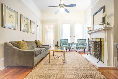 Image de Restez avec Lucky Savannah: Maison bien rangée en rangée donnant sur le parc Forsyth