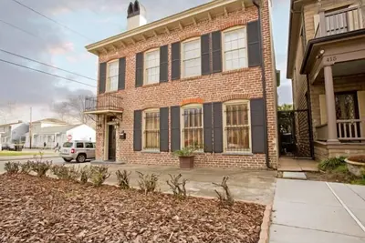 Image de Restez avec Lucky Savannah: Maison de deux étages récemment rénovée avec parking privé