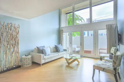 Image de Restez avec Lucky Savannah: Loft sur President Street avec cour et parking