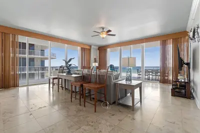 Image de Mediterranean West 301-Beach Front Views avec terrasse panoramique!