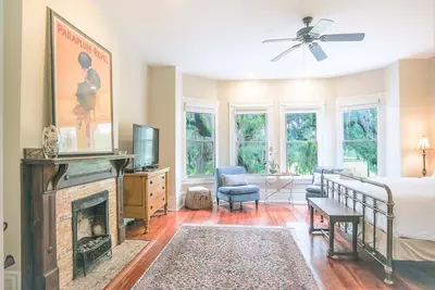 Image de Restez avec Lucky Savannah: Maison bien rangée en rangée donnant sur le parc Forsyth