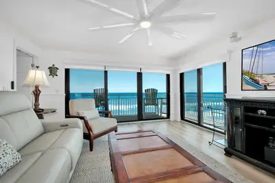 Image de Sunrise Paradise, 2/2 Condo Corner récemment mis à jour, face à la mer, plage No-Drive!
