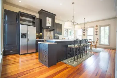 Image de Restez avec Lucky Savannah: Belle maison de 3 étages à 1 pâté de maisons du parc Forsyth