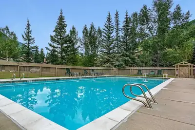 Image de Courte distance de marche de l'arrêt de bus pour un acc��s facile aux montagnes, bain à remous, piscine saisonnière et stationnement, East Vail Condo!