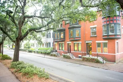 Restez avec Lucky Savannah: Maison bien rangée en rangée donnant sur le parc Forsyth