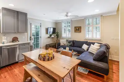 Image de Restez avec Lucky Savannah: espace de vie extérieur privé dans le quartier historique!