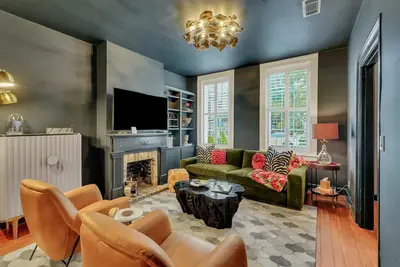Restez avec Lucky Savannah: une maison à deux étages avec une brique apparente et une cour