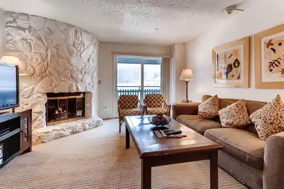 Image de Spacieux Condo entre Vail & Lionshead Villages, piscine et bain à remous | Evergreen 503