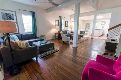 Image de Restez avec Lucky Savannah: maison historique avec mises à jour modernes et grande cour