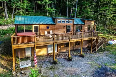 Image de Cabine familiale Springfield avec bain à remous et accès au lac!
