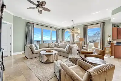 Image de Indigo West 2103 - Penthouse en front de mer avec intérieur luxueux!