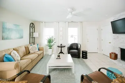 Image de Restez avec Lucky Savannah: maison de jardin moderne à distance de marche de la rivière