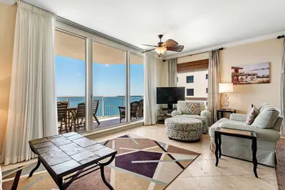 Image de Indigo East 1906 - Unité en front de mer avec intérieur luxueux et commodités!