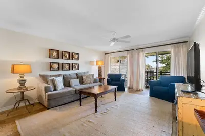 Image de Needle Rush Point F12- Bayfront, rez-de-chaussée avec accès à une plage privée!