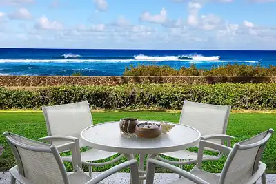 Image de Poipu Kapili # 11: Oceanfront Et À Pied De La Plage! Chambre Ac!