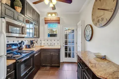 Restez avec Lucky Savannah: Maison historique de deux chambres à coucher avec cour privée!