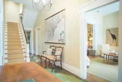 Image de Restez avec Lucky Savannah: Grande maison sur la belle rue Jones pouvant accueillir 8 personnes