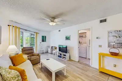 Image de Condo confortable au rez-de-chaussée avec piscines et sauna partagés - à pied de la plage