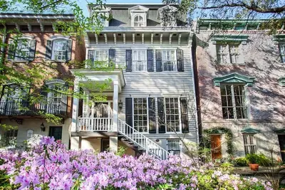 Image de Restez avec Lucky Savannah: Grande maison sur la belle Jones Street pouvant accueillir 12 personnes