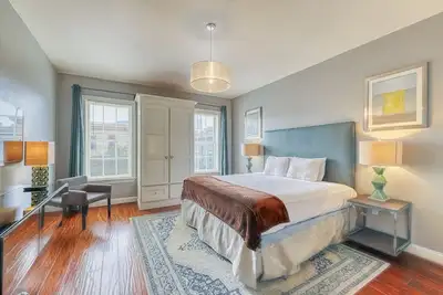Image de Location de vacances de luxe avec beaucoup d'intimité, très accessible à pied et proche du centre-ville!