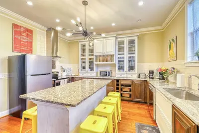 Image de Élégante maison dans le quartier historique avec cuisine gastronomique et accès handicapé