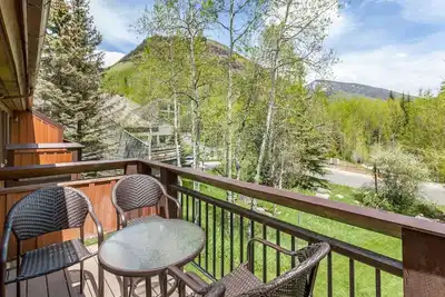 Image de Parfait année ronde Mtn Escape! Pas besoin de voiture, pratique pour un arrêt de bus gratuit, magnifiquement rénové!