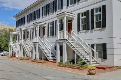 Image de Restez local à Savannah: Maison de ville sur 3 étages avec parking couvert au parc Forsyth