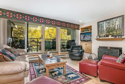 Image de Simba Run, unité de bi-niveau, 6 couchages, navette gratuite, grande piscine intérieure, bains à remous extérieurs, sur la route d'autobus!