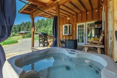 Image de Cabine confortable! Spa, foyer au propane.