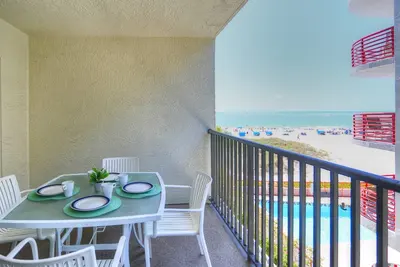 Image de Excellent rapport qualité-prix dans un condo en bord de mer. Marchez vers Johns Pass et sortez par la porte de la plage.