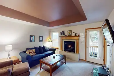 Image de Cozy, maison de chien-friendly w / bain à remous privé et un accès facile à la plage!