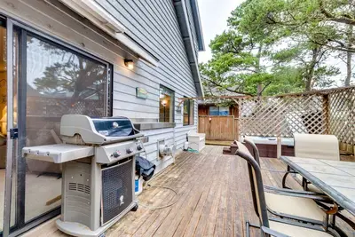 Image de Spacieuse maison w \/ bain à remous privé, le divertissement et l'accès facile à la plage!