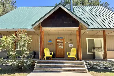 Image de Chalet accueillant pour les familles jusqu'à 6 personnes, avec bain à remous privé, WiFi et Fido Ok