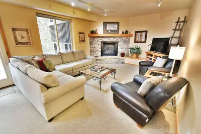 Image de 4 suites. Clubhouse a une piscine chauffée extérieure, 3 bains à remous. Au coeur de Frisco près de la rue Main