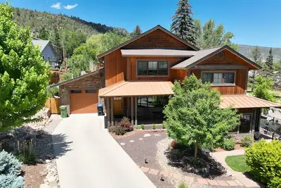 Image de Nouvelle maison étincelante près du centre-ville, des sentiers de randonnée et plus encore!