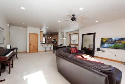 Image de Townhome de luxe - 4 miles du centre-ville