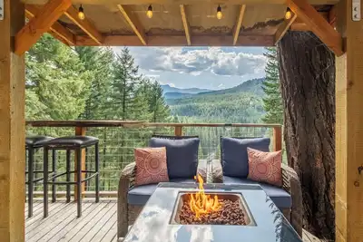 Image de Retraite pour couple romantique, vues, bain à remous et Fido Ok au Das Tree Haus