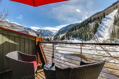 Image de Charmant chalet avec jacuzzi privé, foyer au gaz et un véritable Ski-in / Ski-out!