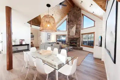 Image de Log Cabin avec des vues incroyables - Ping Pong / Fire Pit - Piscine chauffée / Hot Tubs