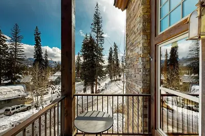 Image de Maison de luxe skis aux pieds avec cheminée, bain �� remous et piscines / bains à remous communs