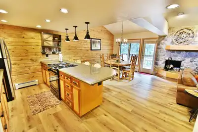 Image de Sur Ten Mile Creek. Piscine extérieure chauffée, 3 jacuzzis, Festivals, Restaurants à pied, Allée de la rue principale