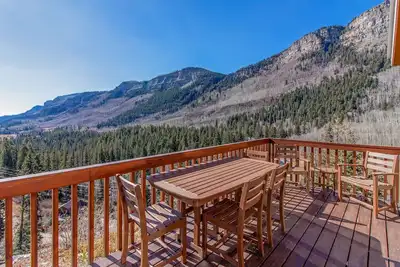 Image de Vue sur la montagne cabine avec deux terrasses privées, près de Purgatoire & Electra Lake!