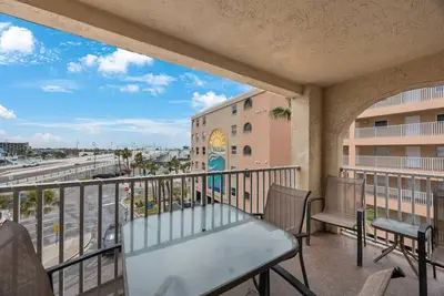 Image de # 301 Beach Place Condos: 2 Br / 2 Ba à Madeira Beach, pour 6 personnes
