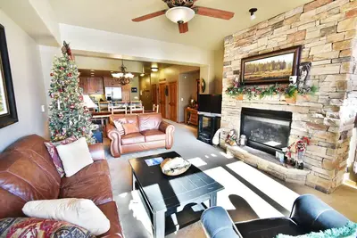 Image de Sur le lac de Dillon, sentier récréatif. 2 spas extérieurs, garage, ascenseur, accès facile à la marina, festivals