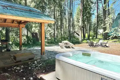 Image de Cabine de poney peinte dans les domaines Ponderosa, Hot Tub, Wi-Fi et Fido Ok