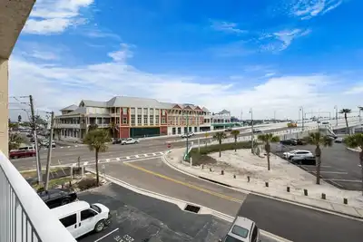 Image de Balcon Vue sur le pont John's Pass et la voie navigable dans le complexe Beach Front - Wifi gratuit