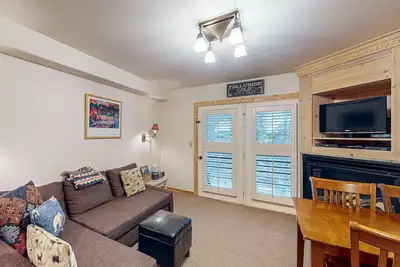 Image de Charmant condo au bord de la rivière avec piscine et bain à remous partagés - en ville et près des pistes!