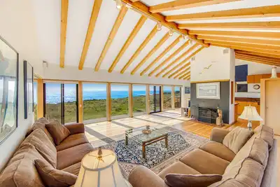 Image de maison Oceanfront w / vues panoramiques sur l'océan, d'un bain à remous privé, piscine partagée et plus encore!